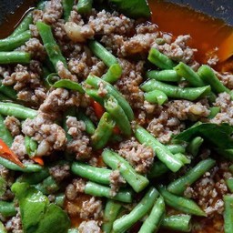 ผัดกะเพราใส่ถั่วฝักยาว เป็นกับ