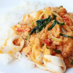 ข้าวปลาหมึกผัดผงกะหรี่