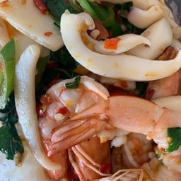 กะเพราปลาหมึกราดข้าว