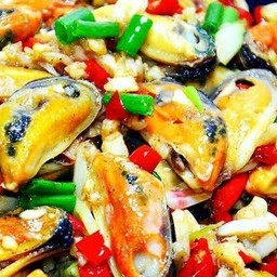 กระเพราหอยแมลงภู่ราดข้าว