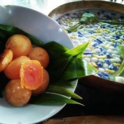 บัวลอยไข่เค็มไชยา มะพร้าวอ่อน