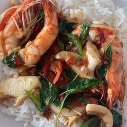 กะเพรารวมมิตร กุ้ง หมึก ปู ราดข้าว