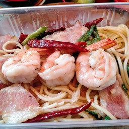 สปาเก็ตตี้ผัดพริกแห้งกุ้งเบคอน