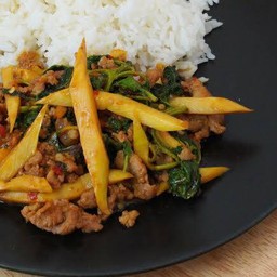 ข้าวกระเพราหน่อไม้หมู