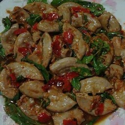 กระเพราไส้อ่อน. ราดข้าว