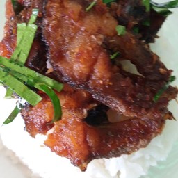 ปลาช่อนทอดกรอบผัดพริกแกงราดข้าว