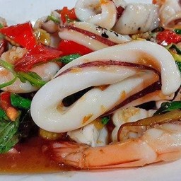 กะเพราทะเลรวม (กับข้าว)