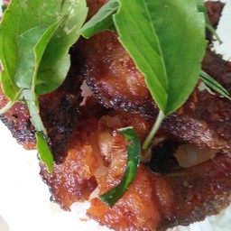 ปลาช่อนทอดกรอบผัดกะเพราราดขาว