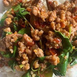 กะเพราหมูสับราดข้าว