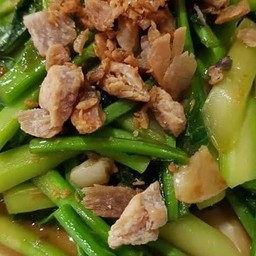 คะน้าปลาเค็ม ราดข้าว