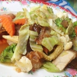 ผัดผักรวมมิตรหมูกรอบราดข้าว