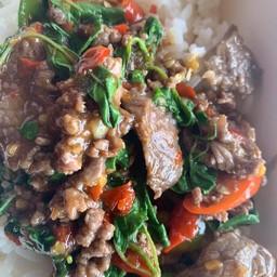 เนื้อผัดใบมะกรูด ราดข้าว