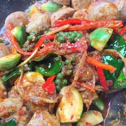 ผัดเผ็ดเนื้อ ราดข้วาว