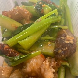 คะน้าหมูกรอบราดข้าว