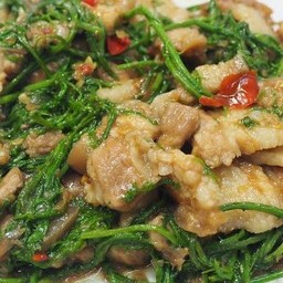 หมูสามชั้นผัดกะปิใส่ชะอม ราดข้าว