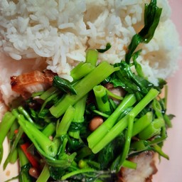 ้ข้าวราดผัดผักบุ้ง