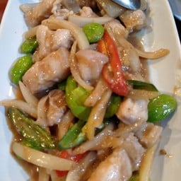 ผัดกะปิสะตอหมูสามชั้น