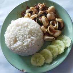 ข้าวกระเพราปลาหมึก