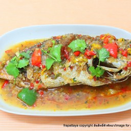 ปลากระพงแดงราดพริก