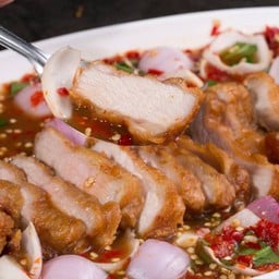 ยำหมูสามชั้นทอด