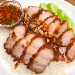 ข้าวหมูสามชั้นทอดน้ำปลา
