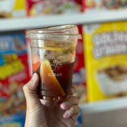 คือจำชื่อเมนูชัวร์ๆ ไม่ได้ค่ะ บอกน้องบาริสต้าว่าอยากกินกาแฟผลไม้โทนิคก็ได้เป็นอั