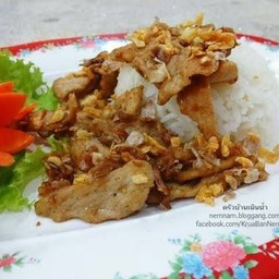 ข้าวหมูทอดกระเทียม