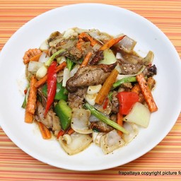 เป็ดย่างผัดพริกไทยดำ