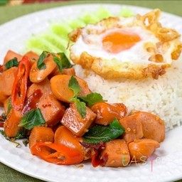 ข้าวผัดกระเพราไส้กรอก