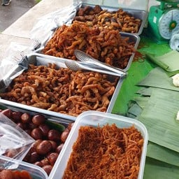ร้านข้าวเหนียวนิ่มหน้าหมูทอด หลังเรือนจำ
