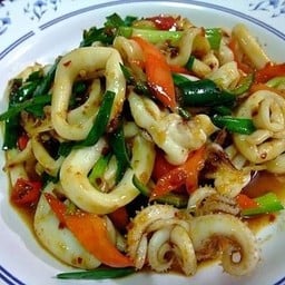 ข้าวปลาหมึกผัดพริกสด