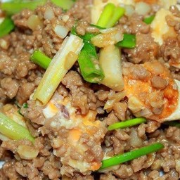 ข้าวหมูสับผัดน้ำมันหอย