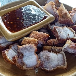 สามชั้นทอดน้ำปลา