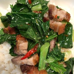 คะน้าหมูกรอบ