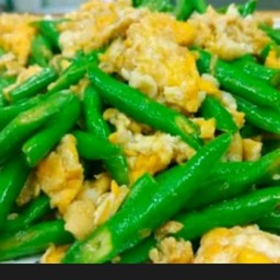 ผัดถั่วฝั่วยาวใส่ไข่ราดข้าว