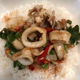 กระเพราปลาหมึก