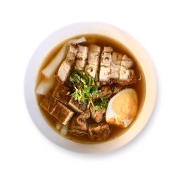 ก๊วยจั๊บพะโล้หมูกรอบ (ไม่เครื่องใน)