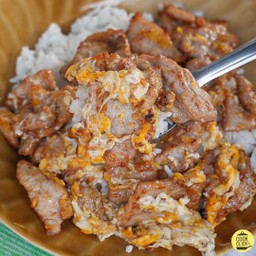 ข้าว หมูกะเทียมคลุกไข่(สันคอ)