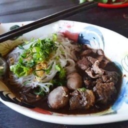โกติ๋วก๋วยเตี๋ยวเรือรังสิต & ข้าวมันไก่ดอนเมือง (เจ้าเก่าป่าตอง) สาขาห้าแยกฉลอง