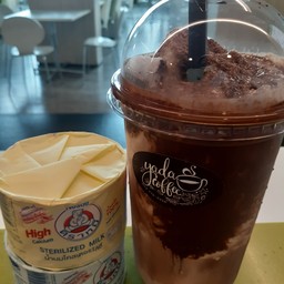 นมหมีปั่น+ช๊อคโกแลตเย็นโรยด้านบนไหลเป็นช๊อคโกแลตลาวาสู่ด้านล้าง