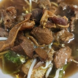 เจ๊เจี๊ยบ เกาเหลาเลือดร้อน