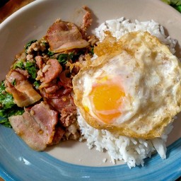 กะเพราแหนมทรงเครื่อง+ไข่ดาว