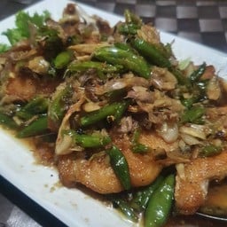 เนื้อปลาเก๋าราดพริกขี้หนู