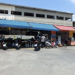 ร้านตั้งอยู่หน้าทางเข้าสวนสาธารณะเลย