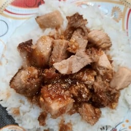 ข้าวหมูกรอบกระเทียมพริกไทย