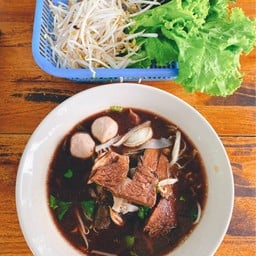 ก๋วยเตี๋ยวเนื้อตุ๋น(นครปฐม)ฟรีผักไม่อั้น