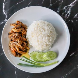 ผัดกระเทียมพริกไทยดำปูราดข้าว