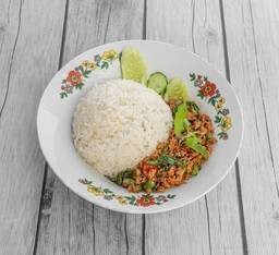ผัดกระเพราราดข้าว