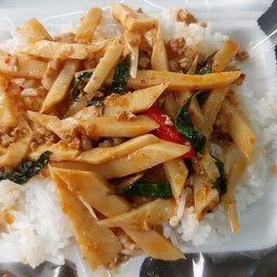 หน่อไม้ผัดพริกแกงราดข้าว