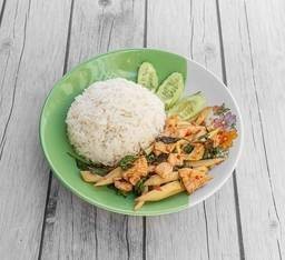 ผัดกระเพราหน่อไม้ราดข้าว